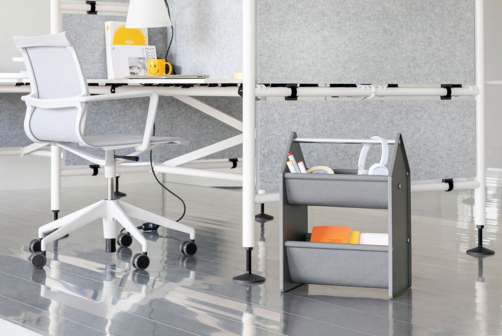 Graue Vitra Drop Box Aufbewahrungsbox mit zwei Fächern im Büro neben Schreibtisch und Bürostuhl.