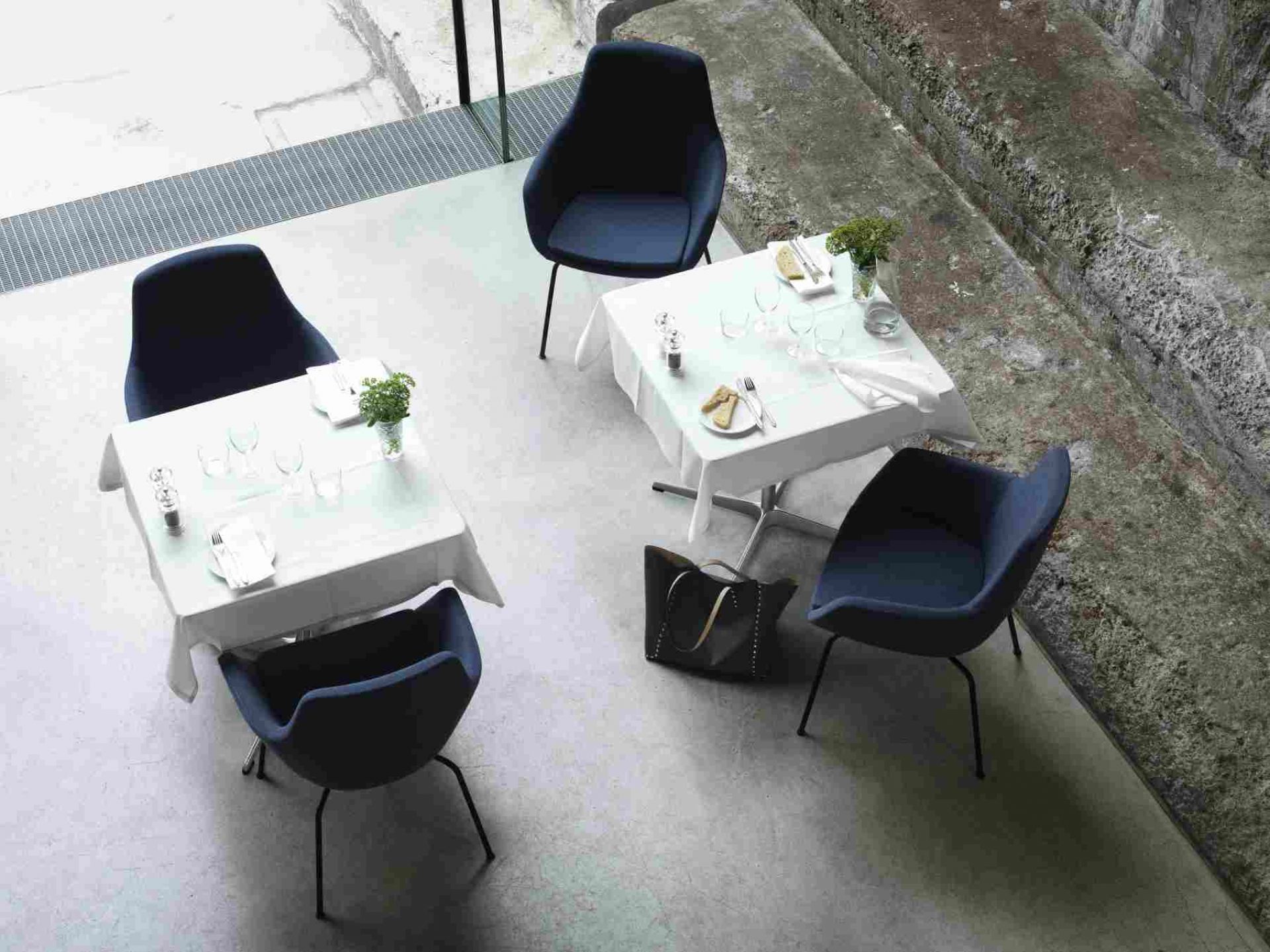 Ansicht von oben: Fritz Hansen Little Giraffe Stühle in einem Restaurant mit gedeckten Tischen.