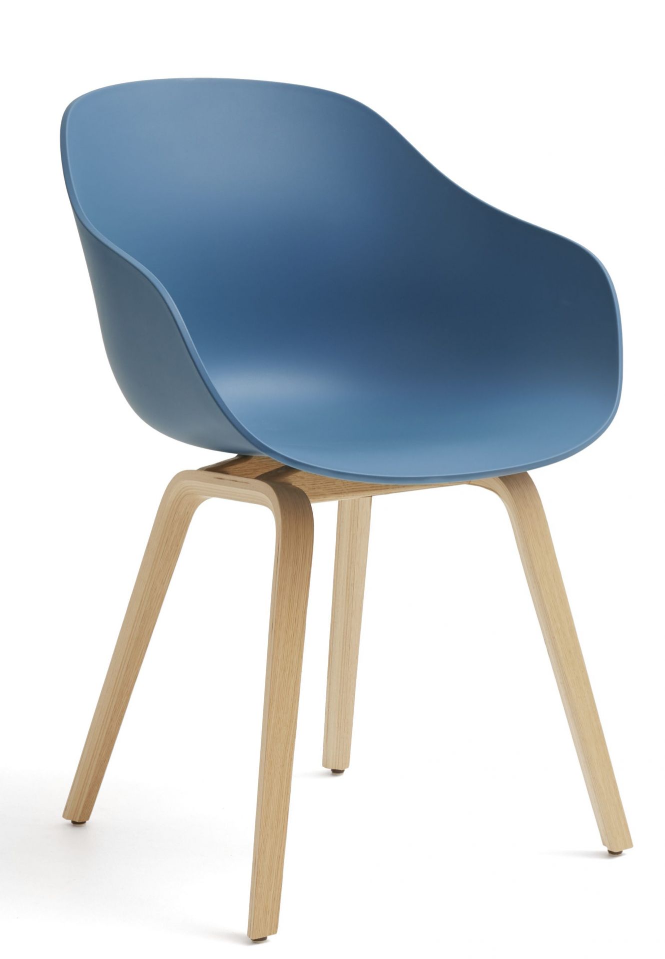 Blauer About A Chair AAC222 Stuhl von Hay mit Eichenholzbeinen, moderne Sitzmöbel für Esszimmer und Büro.