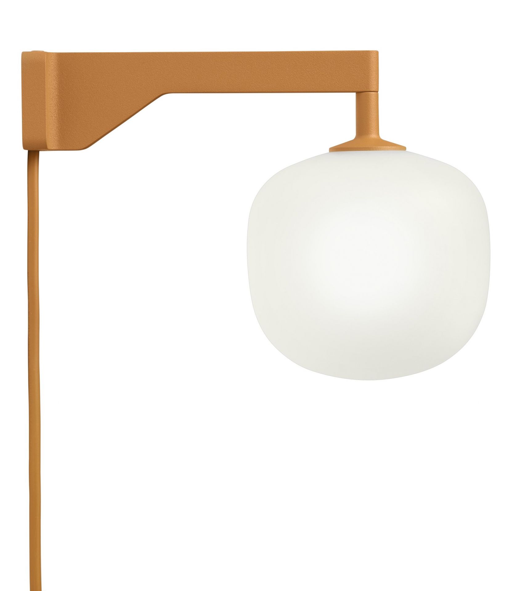 Nahaufnahme der Muuto Rime Wandleuchte in Braun mit weißem Glasschirm. Moderne Innenbeleuchtung.