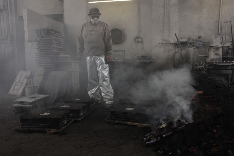 Herstellung eines Art Déco Türdrückers von Tecnolumen: Gießen von Metall in einer Werkstatt.