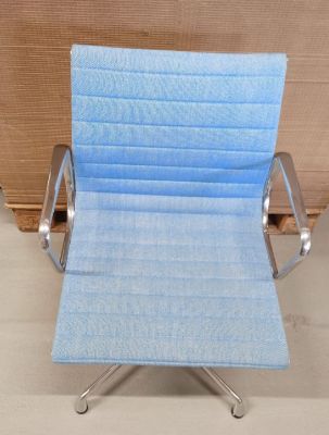 Aluminium stoel EA 103 / EA103 Stoel BLAUW/IVOOR Vitra TENTOONSTELLINGSSTUK / TWEEDEHANDSMEUBEL