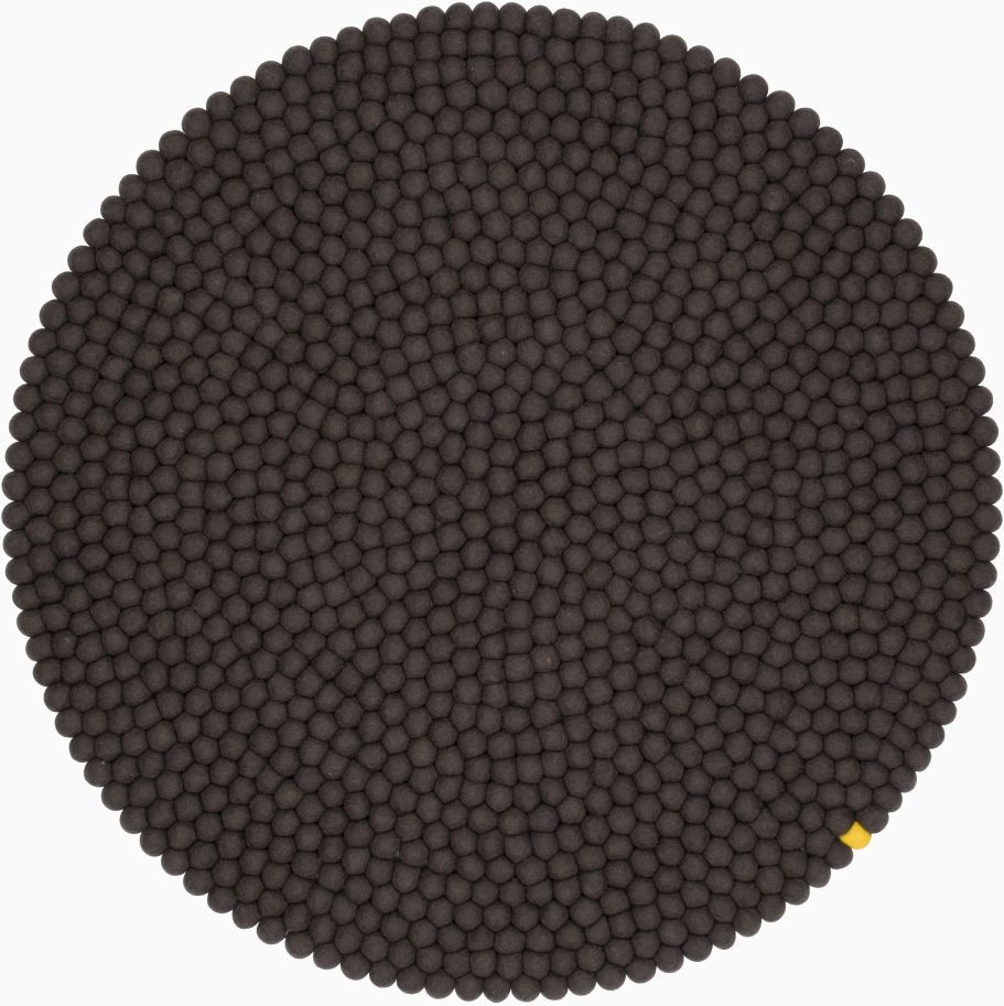 Big One myfelt Teppich, runder Filzteppich aus vielen dunklen Filzkugeln, Durchmesser 200 cm.