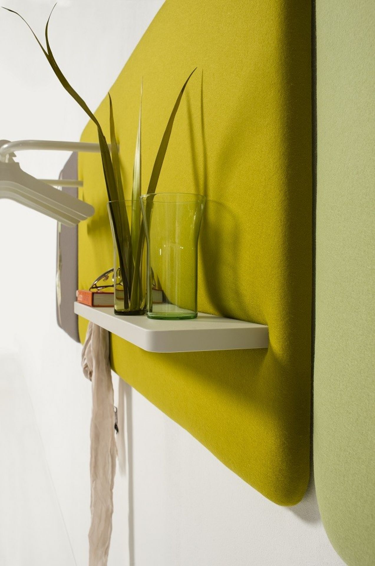 Cascando Pillow Wall Wandpaneel in Gelb mit Regal und Dekoration, Akustikpaneel für Büro und Zuhause.