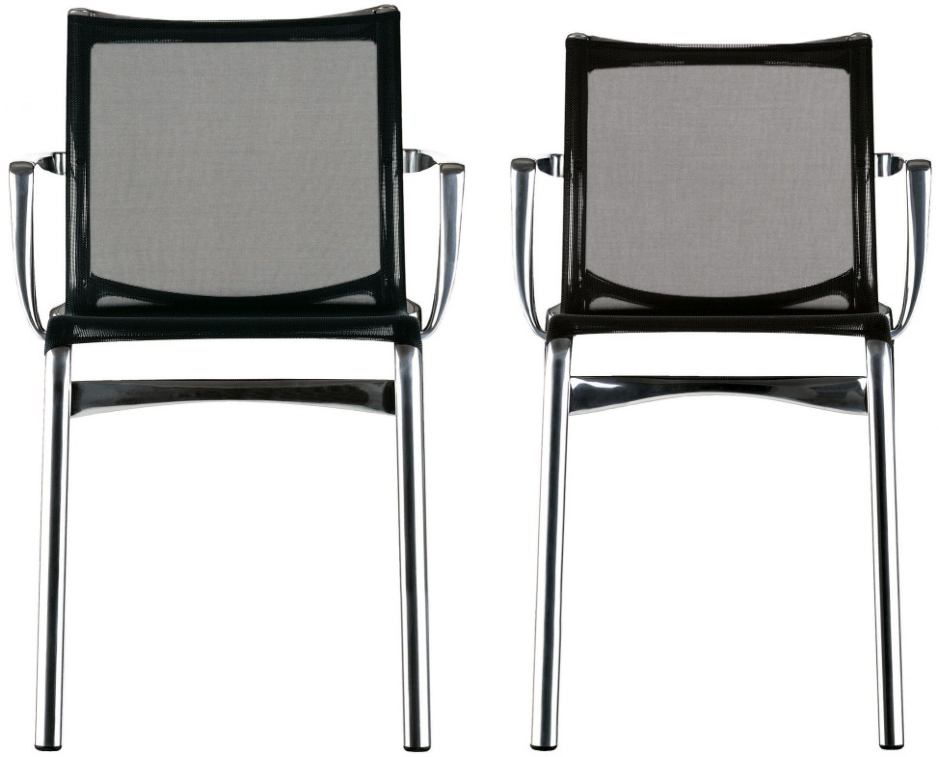 Zwei Highframe Stühle von Alias mit Armlehnen und Netzbespannung in Schwarz und Grau.