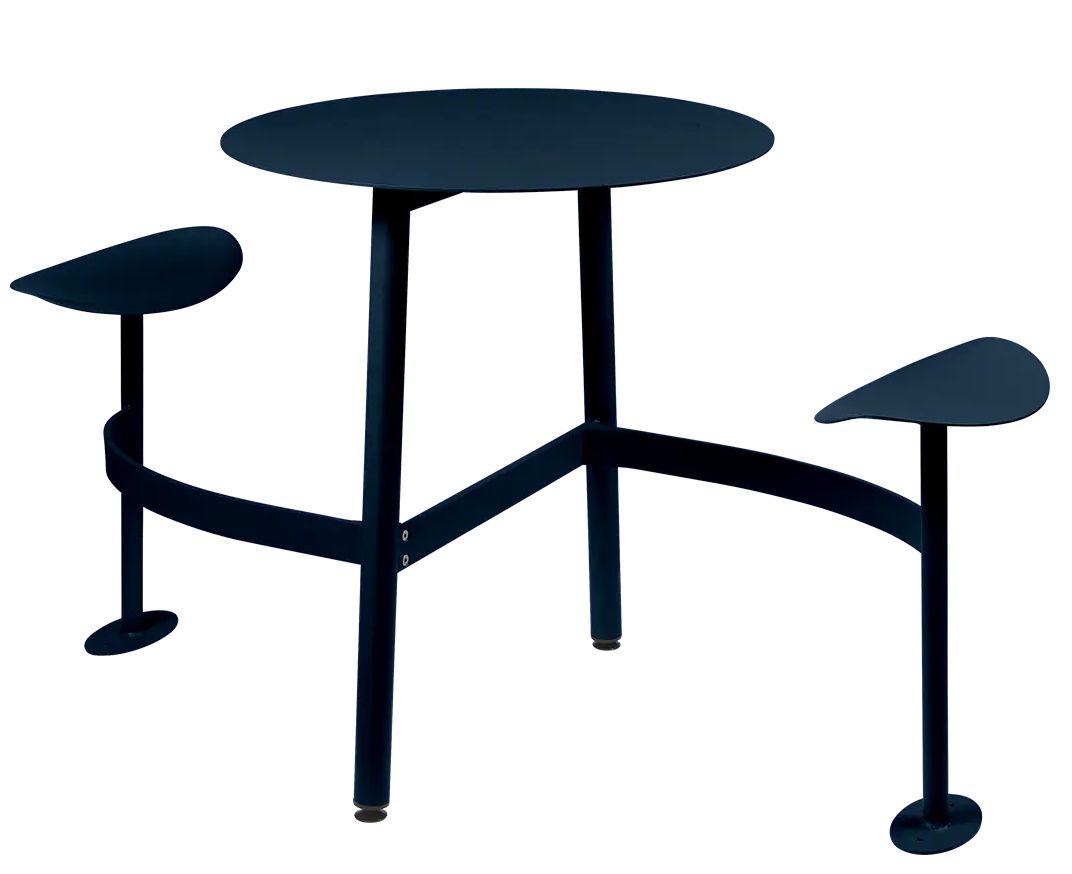 Bolder Fermob Outdoor Tisch für zwei Personen, runder Gartentisch mit integrierten Sitzflächen in Dunkelblau.