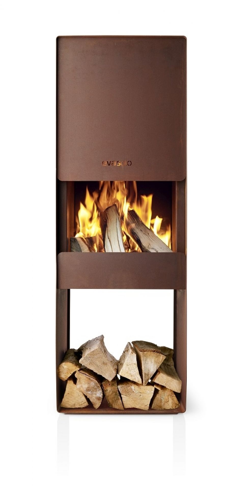 Eva Solo FireBox Garden Kaminofen mit brennendem Holz und Holzscheiten.