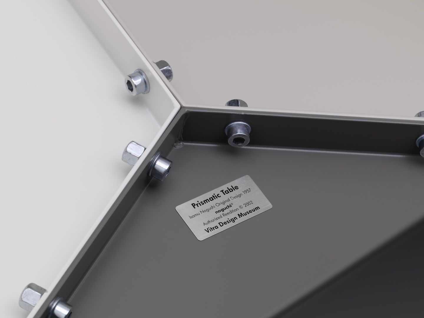 Prismatic Table bijzettafel, geometrisch ontwerp, Vitra