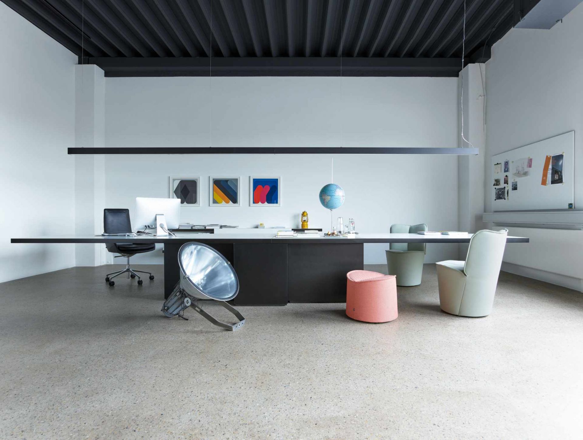 Büro mit Cor Sessel, Schreibtisch, Lampe und Dekoration. Modernes Interior Design.