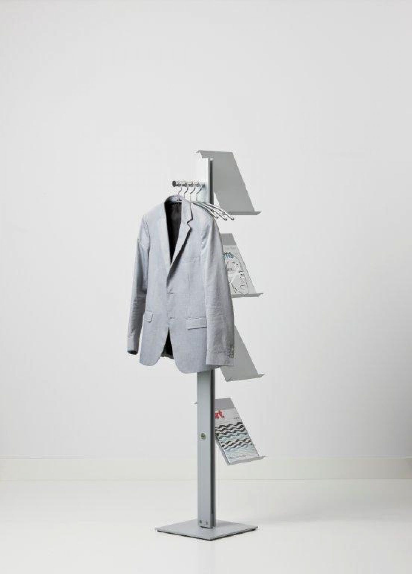 Standfree B Garderobenständer von Cascando mit Prospektablagen und grauem Sakko im modernen Design.