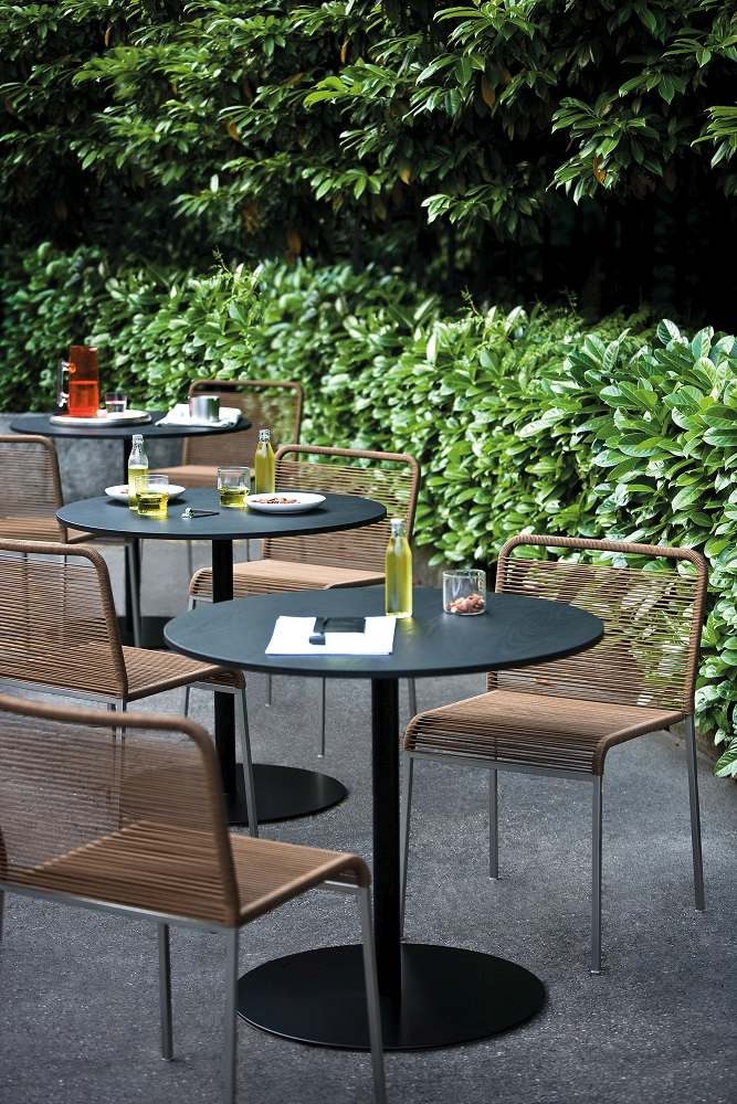 ARIA S42 Stuhl von La Palma, stapelbarer Outdoor Stuhl aus braunem Seilgeflecht mit schwarzen Tischen.