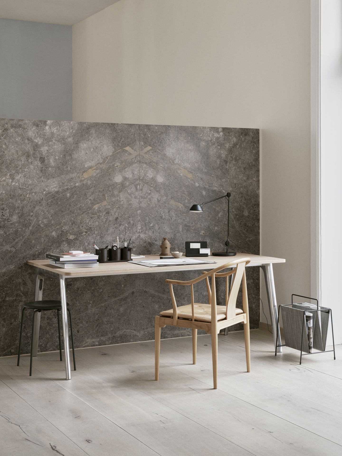 Fritz Hansen China Chair Stuhl aus Holz mit hellem Lederbezug am Schreibtisch.
