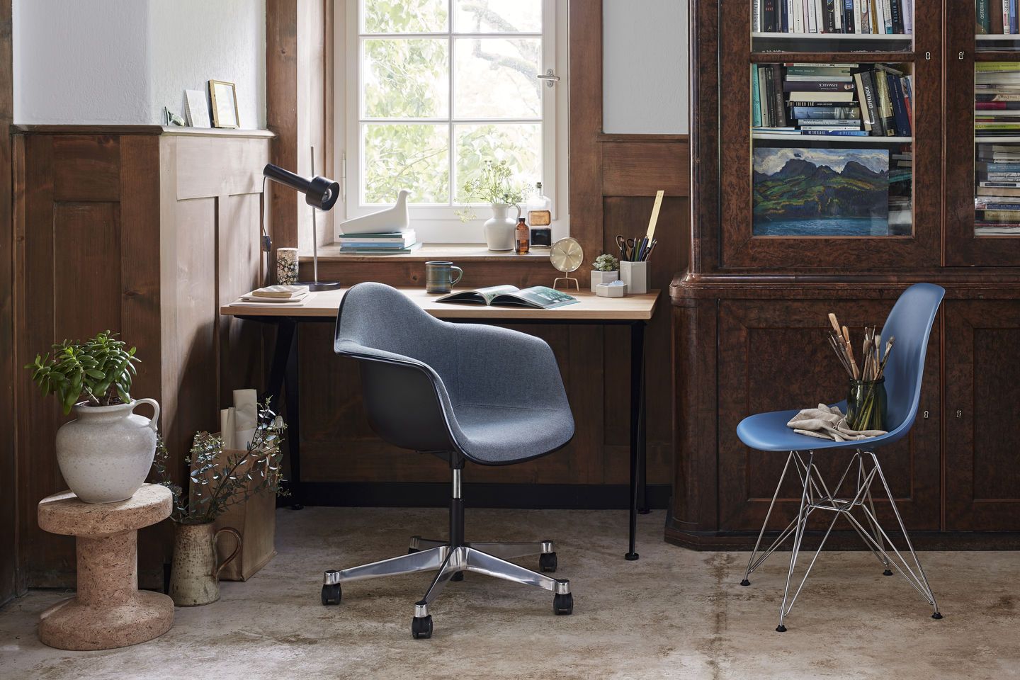 Eames Fiberglass Chair DSR mit Sitzpolster von Vitra am Schreibtisch im Arbeitszimmer.