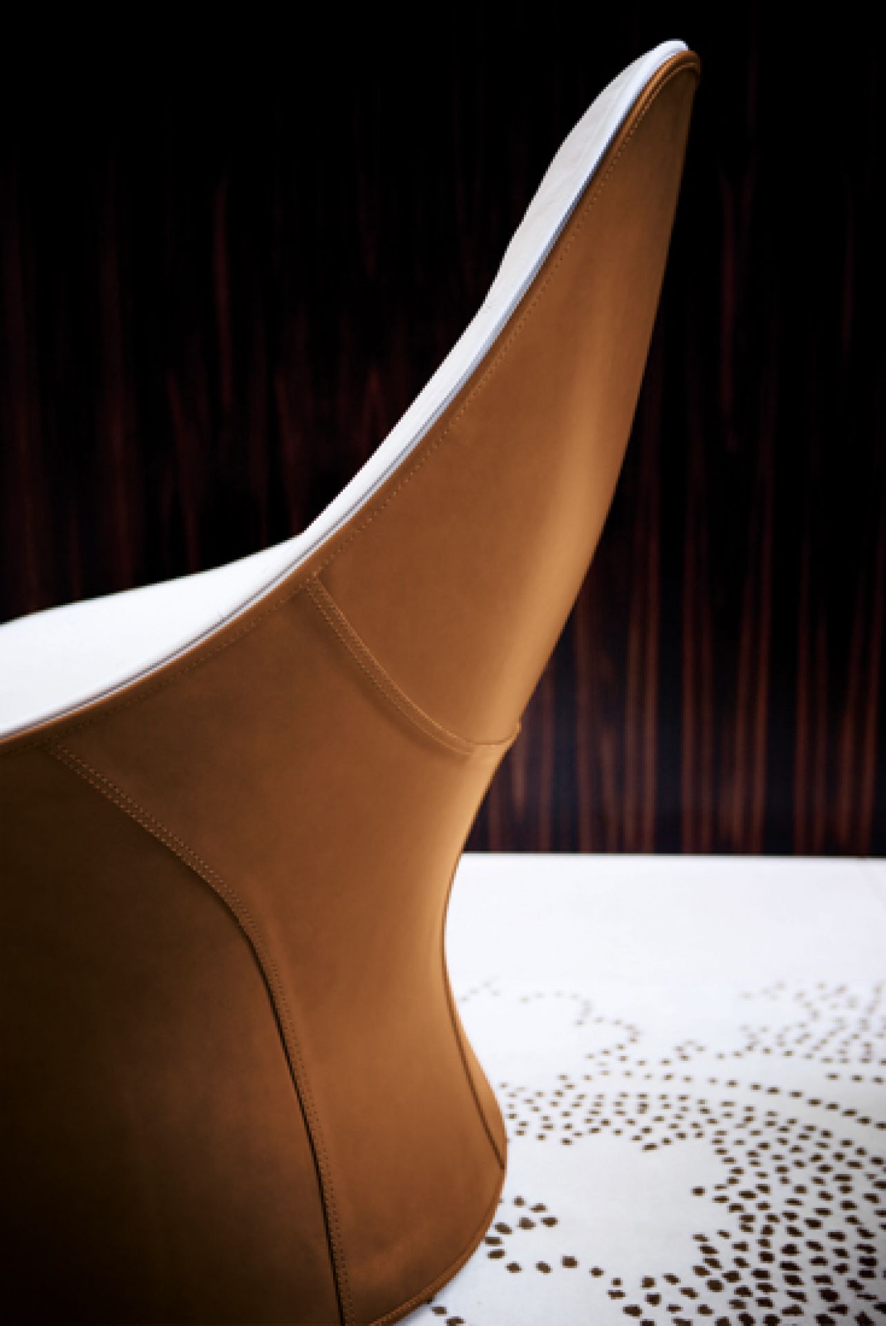 Detailaufnahme: Zanotta Derby Sessel, braunes Leder, modernes Design, hochwertige Verarbeitung.