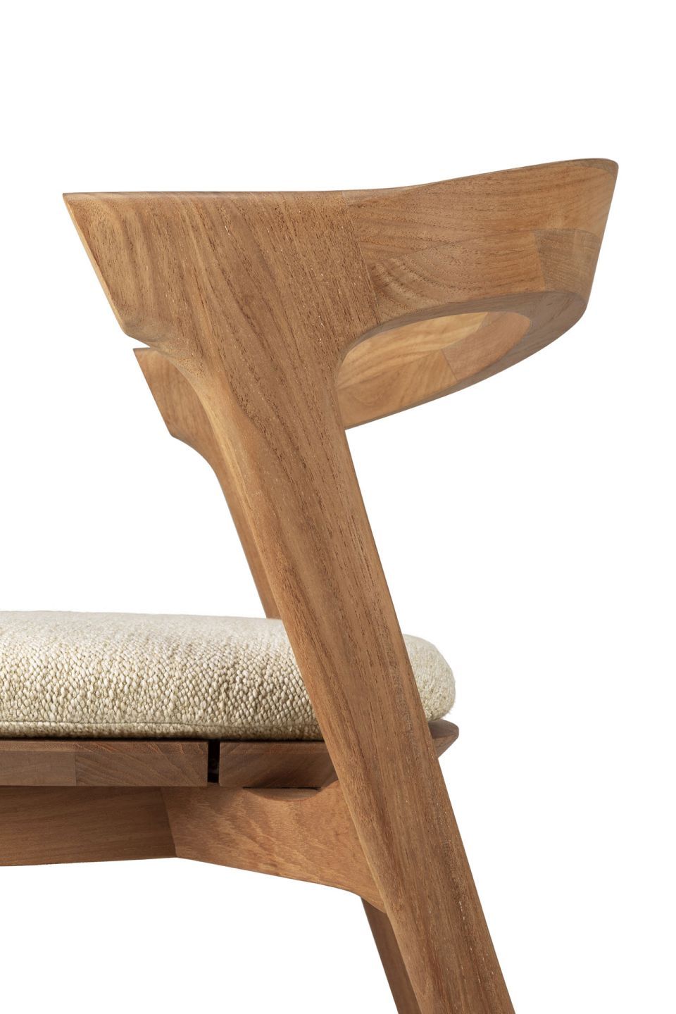 Detailansicht: Bok Sitzkissen für Outdoor Stuhl von Ethnicraft, natürliches Holz und Textil.