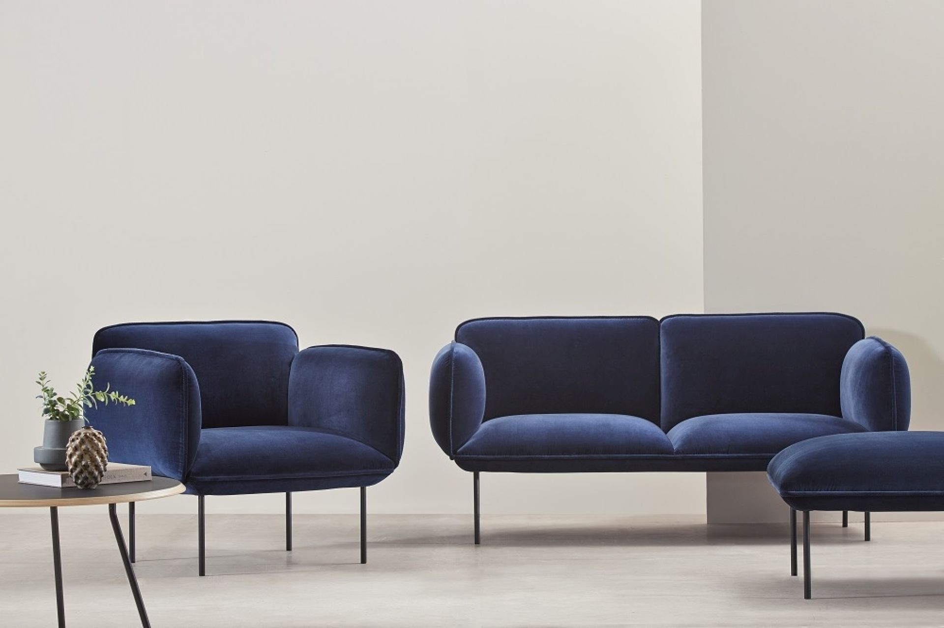 Nakki Sessel und Sofa in blauem Samtstoff. Moderne Wohnzimmermöbel mit minimalistischem Design.
