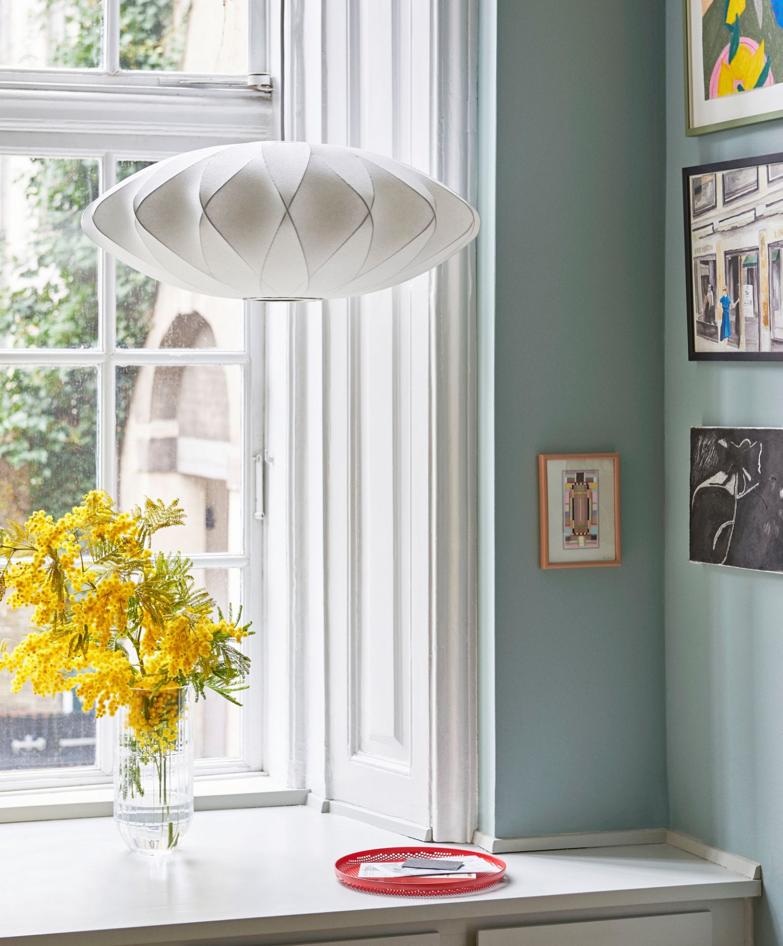 Weiße Nelson Saucer Crisscross Bubble Pendelleuchte von Hay im Interieur, moderne Hängeleuchte.