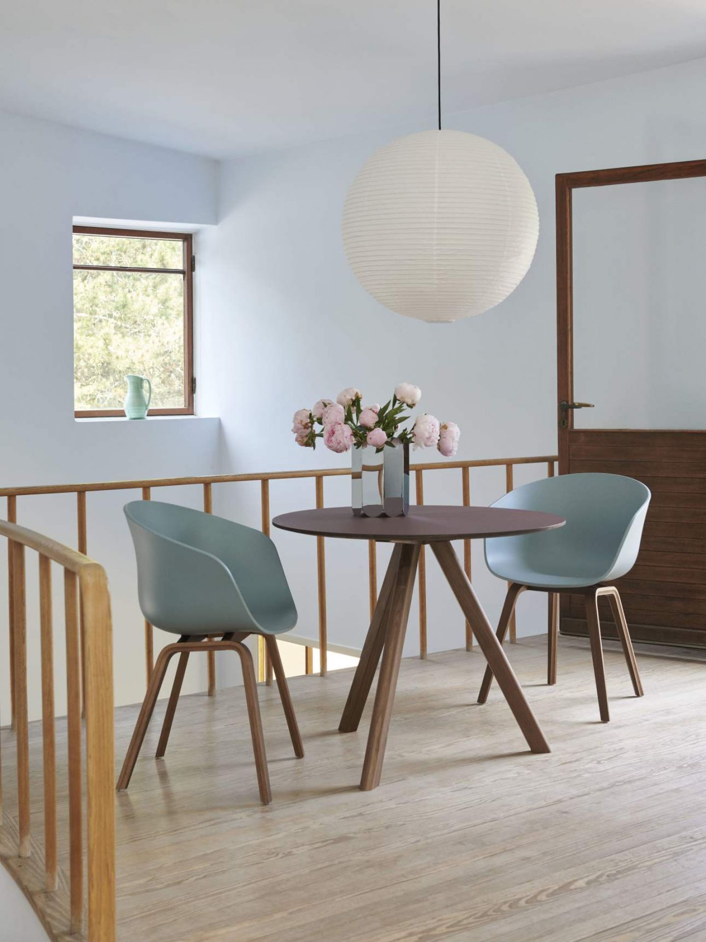 Runder Copenhague Table CPH 20 Tisch von Hay mit zwei Stühlen und Blumenvase im Interieur.