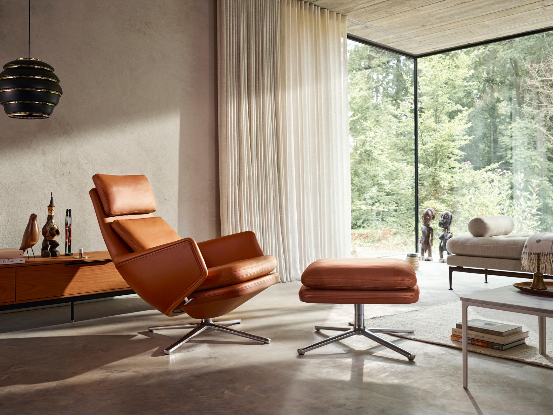 Vitra Grand Relax Sessel mit Ottoman in braunem Leder, modernes Wohnzimmer Interieur.