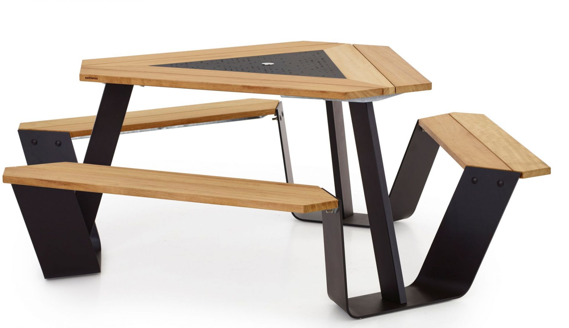 Anker Picknicktisch von Extremis für den Außenbereich, dreieckige Tischplatte mit Sitzbänken aus Holz und schwarzem Metallgestell.