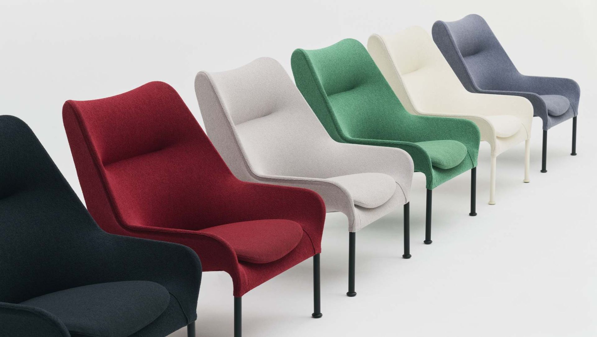 Reihe von Hay 02 Lounge Sesseln in verschiedenen Farben, modernes Möbeldesign für Wohnzimmer und Büro.
