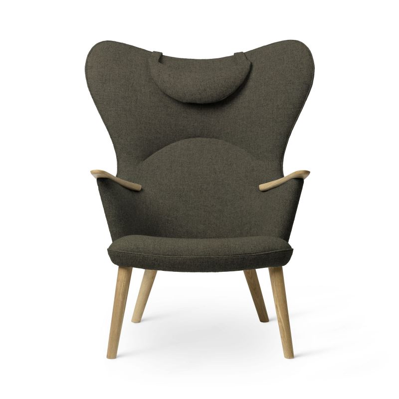 CH78 Mama Bear Sessel von Carl Hansen & Søn, brauner Lounge Sessel mit Holzbeinen.