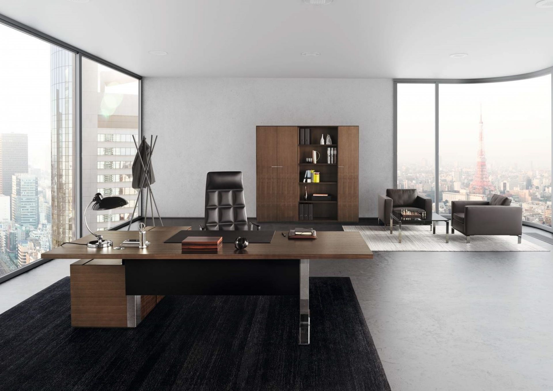 Büro mit Leadchair Executive Drehstuhl von Walter Knoll, Schreibtisch, Regalen und Sesseln vor Skyline.