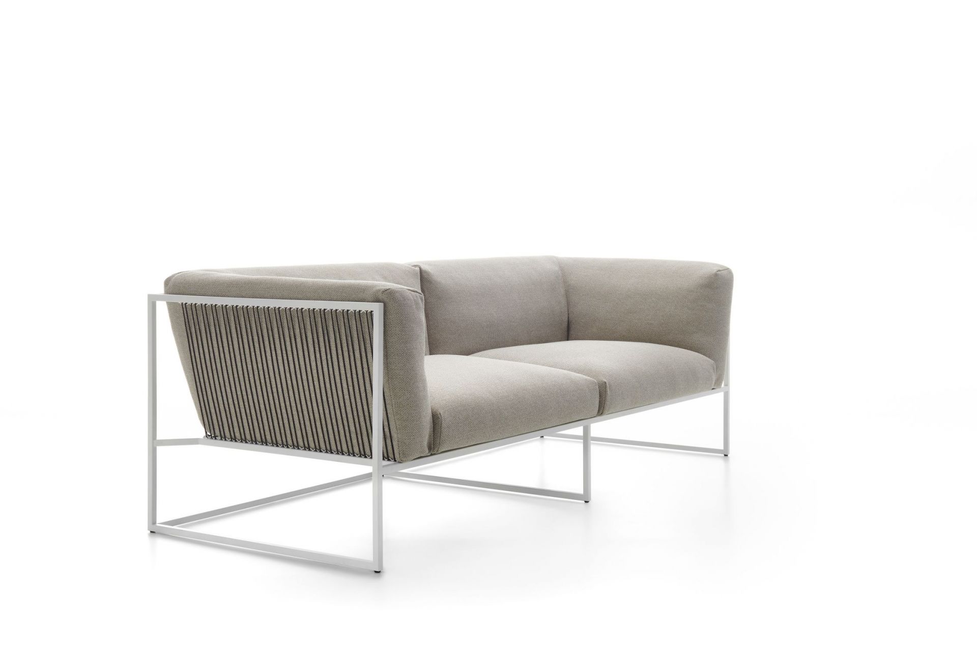 Arpa Sofa von MDF Italia: Modernes 3-Sitzer Outdoor Sofa mit hellem Stoffbezug und Metallgestell.