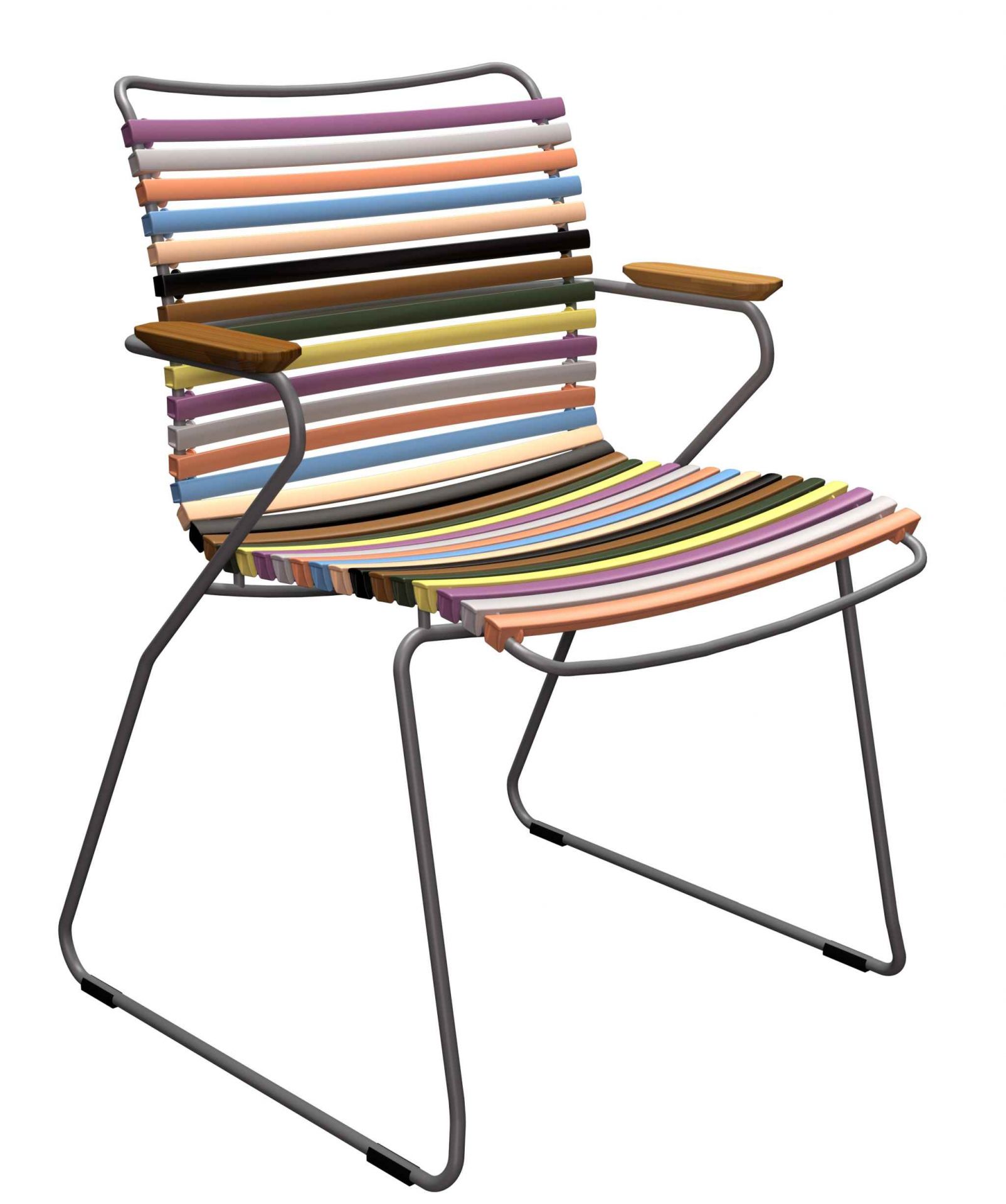 Click Dining Stuhl mit Armlehne von Houe, Outdoor-Stuhl mit bunten Lamellen und Holzarmlehnen.