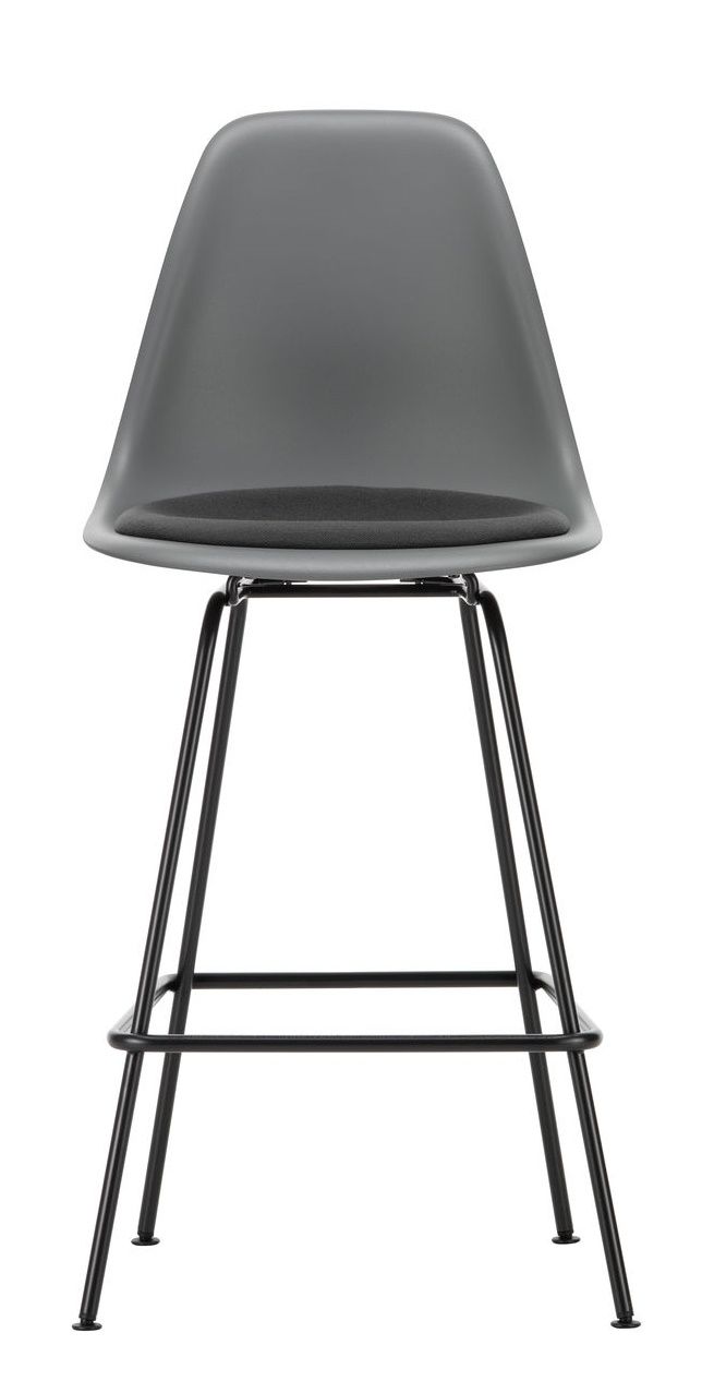 Grauer Eames Barhocker mit Sitzpolster und schwarzem Metallgestell von Vitra, Frontansicht.