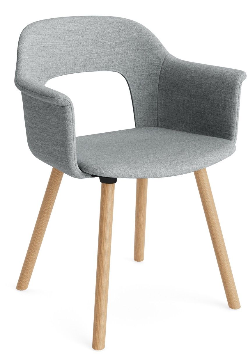 Layout Armchair von Hay, grauer Armlehnstuhl mit Stoffbezug und hellem Holzgestell, modernes Möbeldesign.