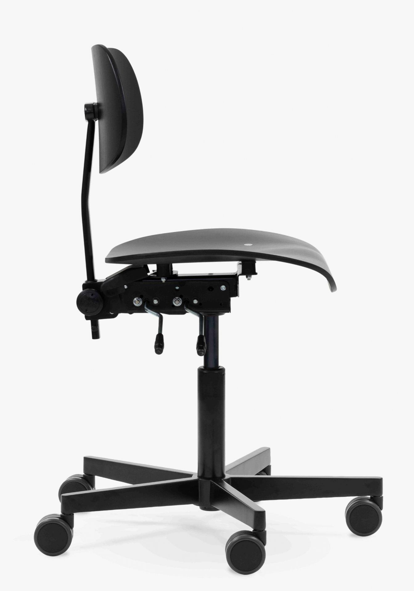 Schwarzer Wilde+Spieth S 197 R20 Drehstuhl mit Rollen, ergonomischer Sitzfläche und verstellbarer Rückenlehne von der Seite.