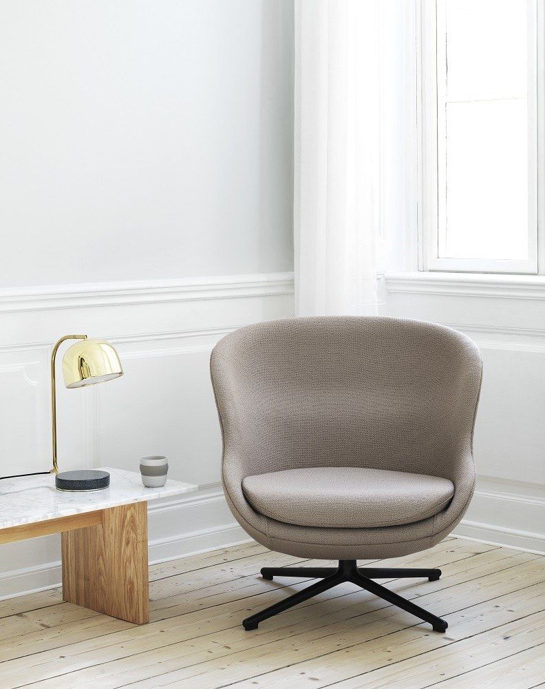 Hyg Lounge Chair Low Swivel Sessel von Normann Copenhagen in Beige mit schwarzem Drehfuß.