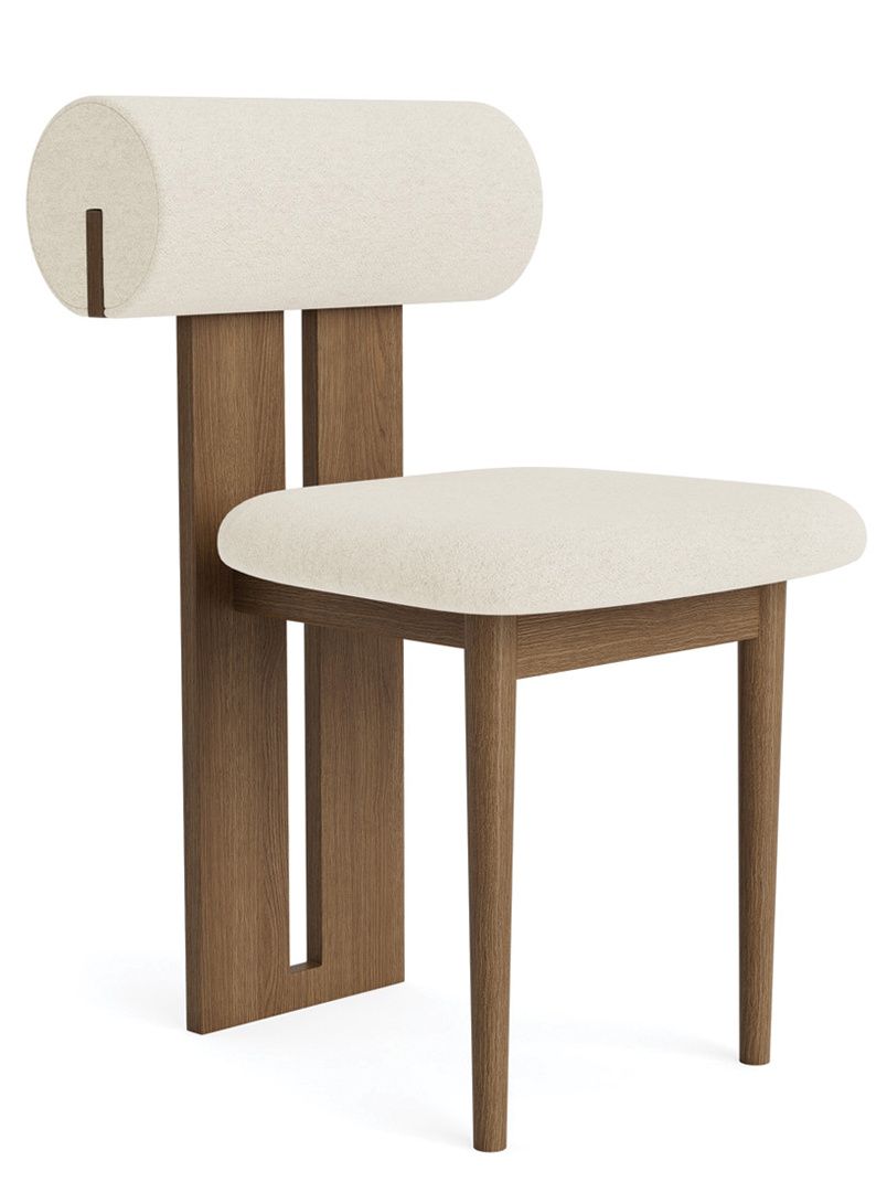 Hippo Stuhl von NORR11 mit Holzrahmen und gepolsterter Sitzfläche und Rückenlehne in Beige.