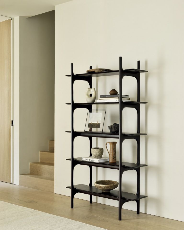 Schwarzes PI Rack Regal von Ethnicraft mit fünf Ablagen, dekoriert mit Vasen und Büchern.
