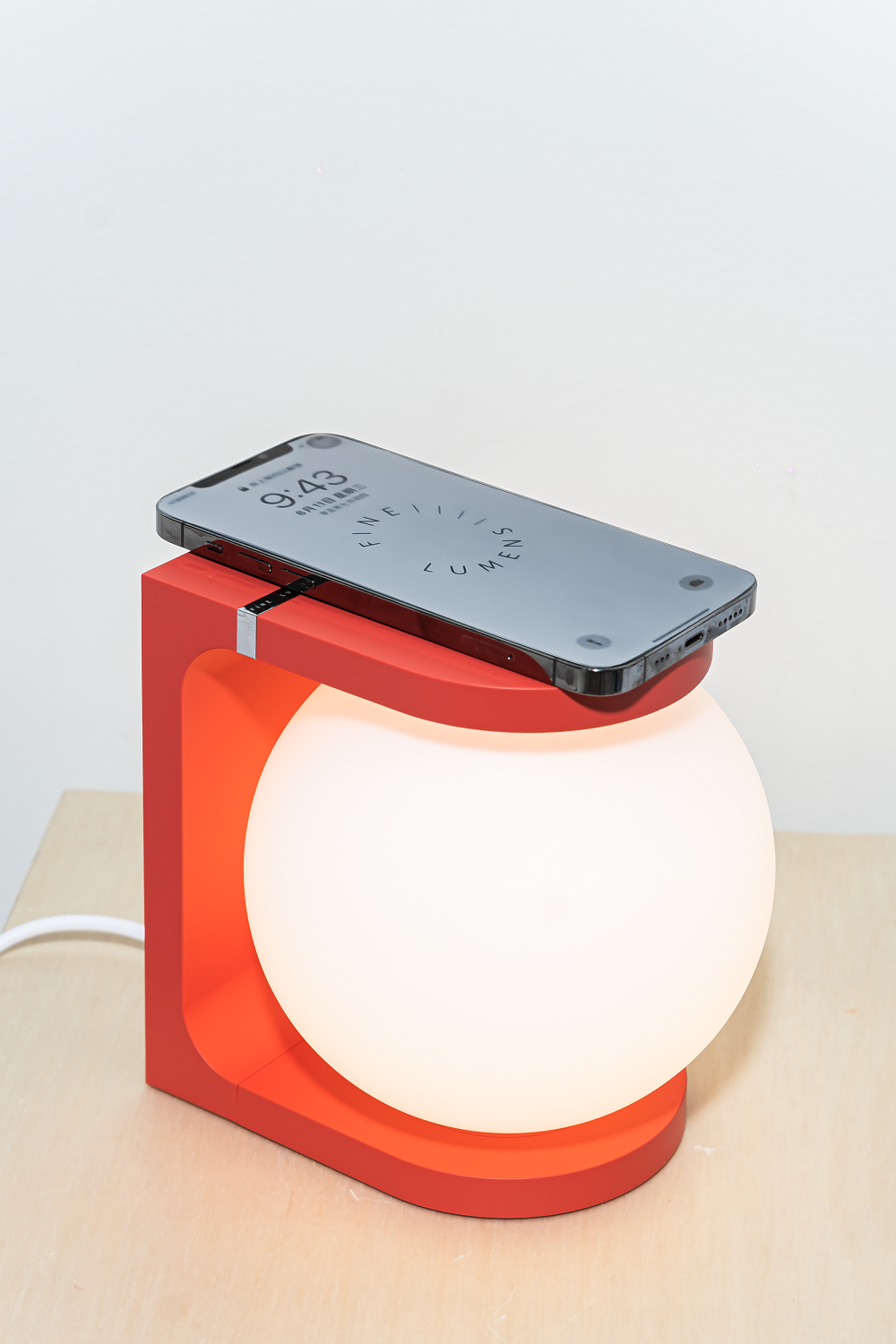Plat Reading Lamp Tischleuchte: Rote Nachttischlampe mit Kugel und aufladendem Smartphone für Schlafzimmer.