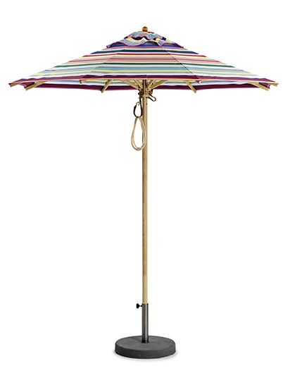 Weishäupl Klassiker Sonnenschirm mit bunt gestreiftem Schirmdach, Holzstiel und grauem Betonsockel für den Garten.
