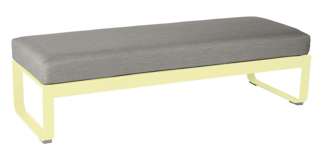 Bellevie Outdoor Hocker von Fermob, 2-Sitzer mit grauem Polster und gelbem Gestell.