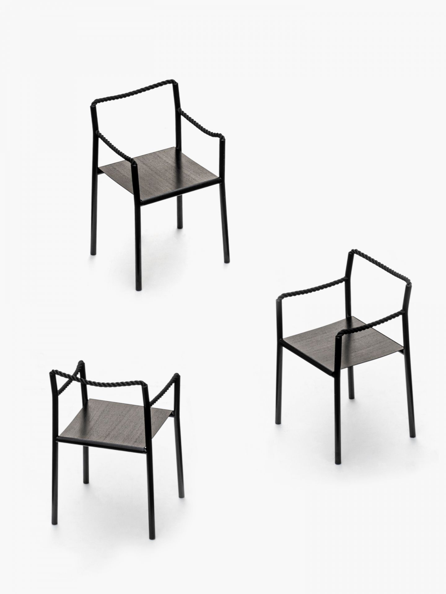 Drei Rope Chair Stühle von Artek in Schwarz auf weißem Hintergrund, modernes Möbeldesign.