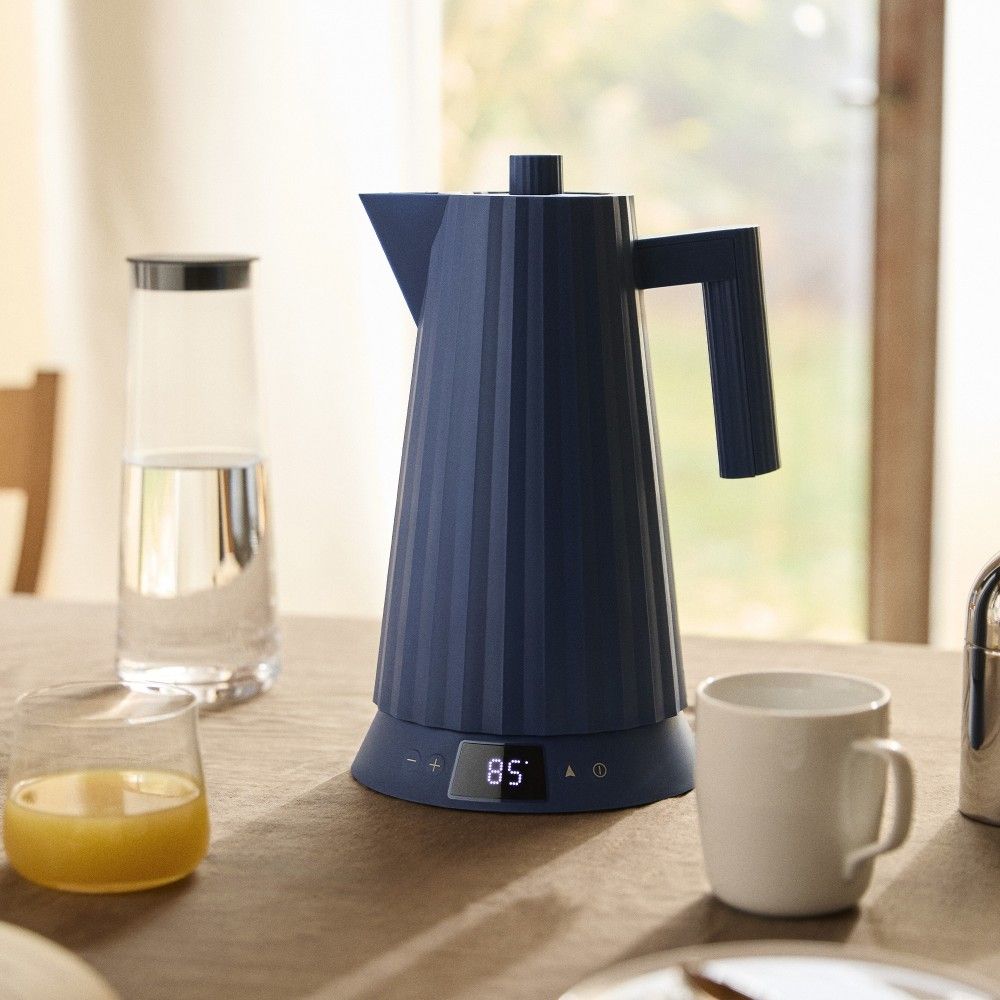 Blauer Alessi Plissé Wasserkocher mit digitaler Temperaturanzeige auf einem Tisch.