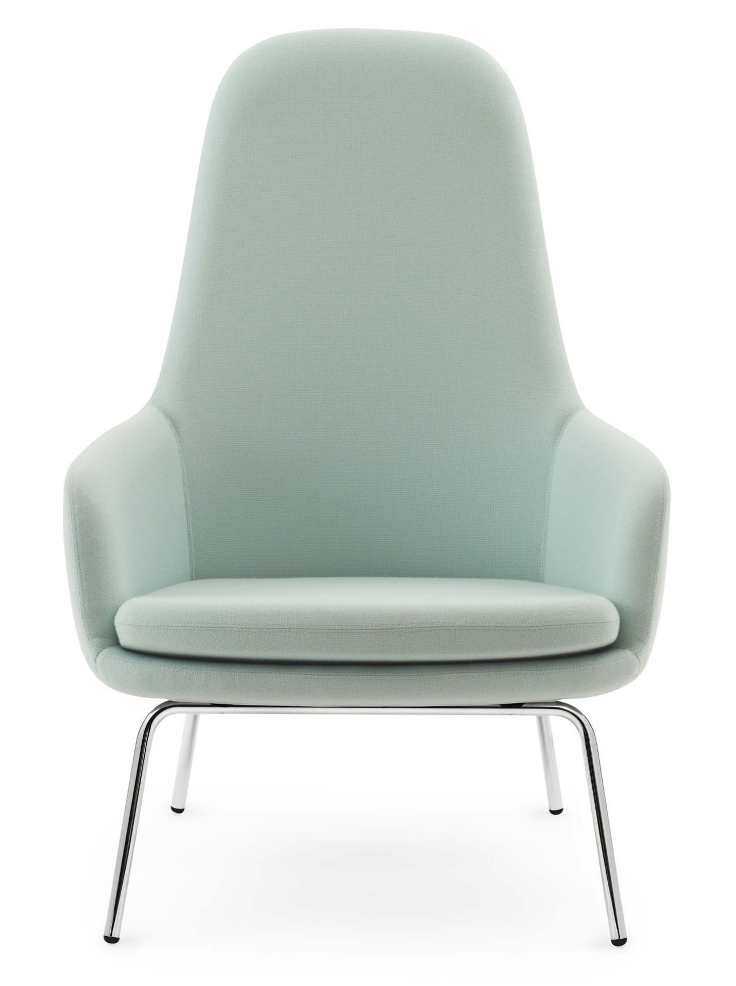 Era Lounge Chair von Normann Copenhagen, hoher Sessel in Hellblau mit Chromgestell, Frontansicht.