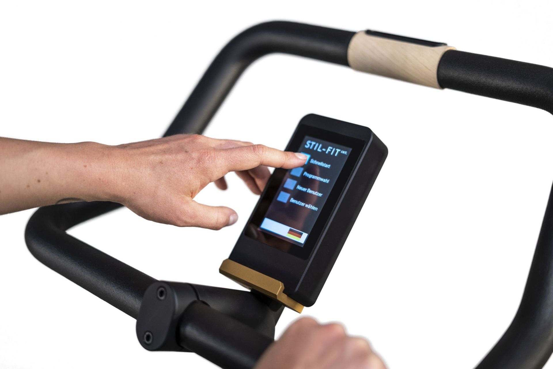Hand bedient Touchscreen am Stil-Fit Ergometer, Esche-weiß. Fitnessgerät mit Trainingsprogrammen für das Heimtraining.