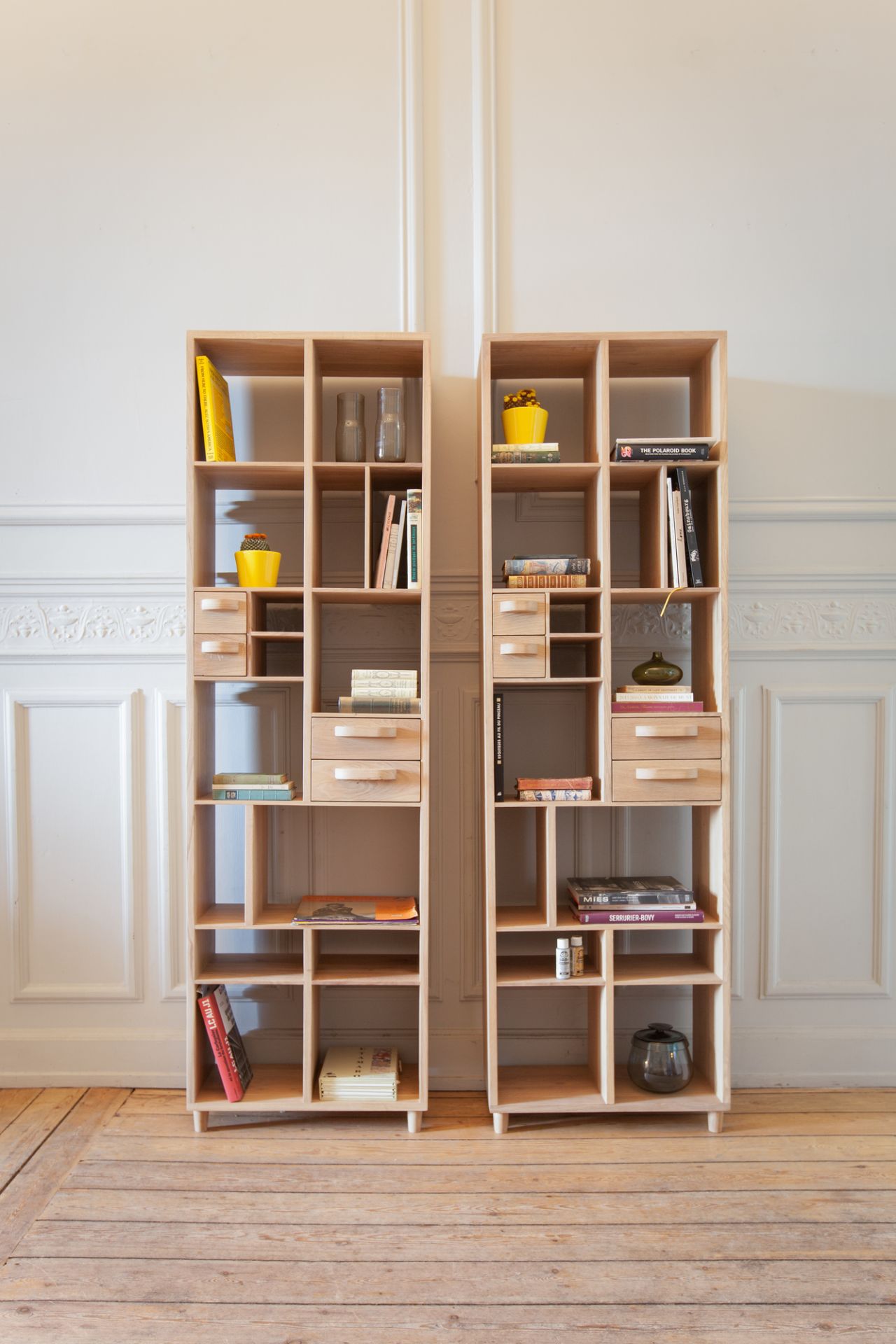 Zwei Ethnicraft Pirouette Bücherregale aus Eiche, modernes Design mit Fächern und Schubladen.
