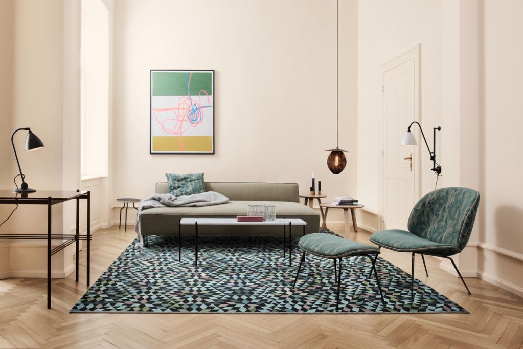 Wohnzimmer mit Gubi Bestlite BL5 Wandleuchte in Weiß und Messing, moderne Innenarchitektur.