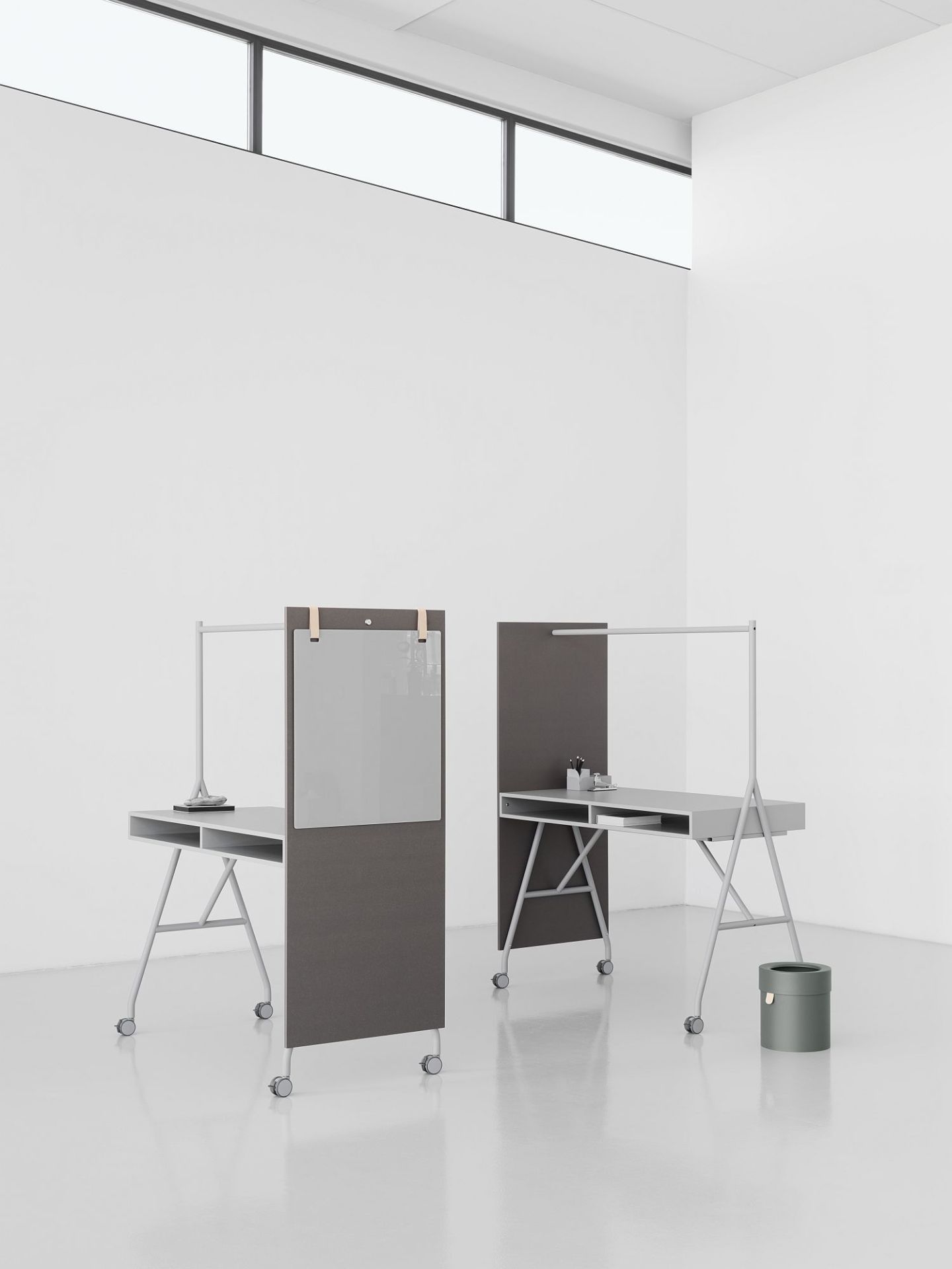Hangout High Desk Stehtische von Mizetto, moderne Büromöbel mit Rollen, Akustikpaneel und Tischleuchte in minimalistischem Design.