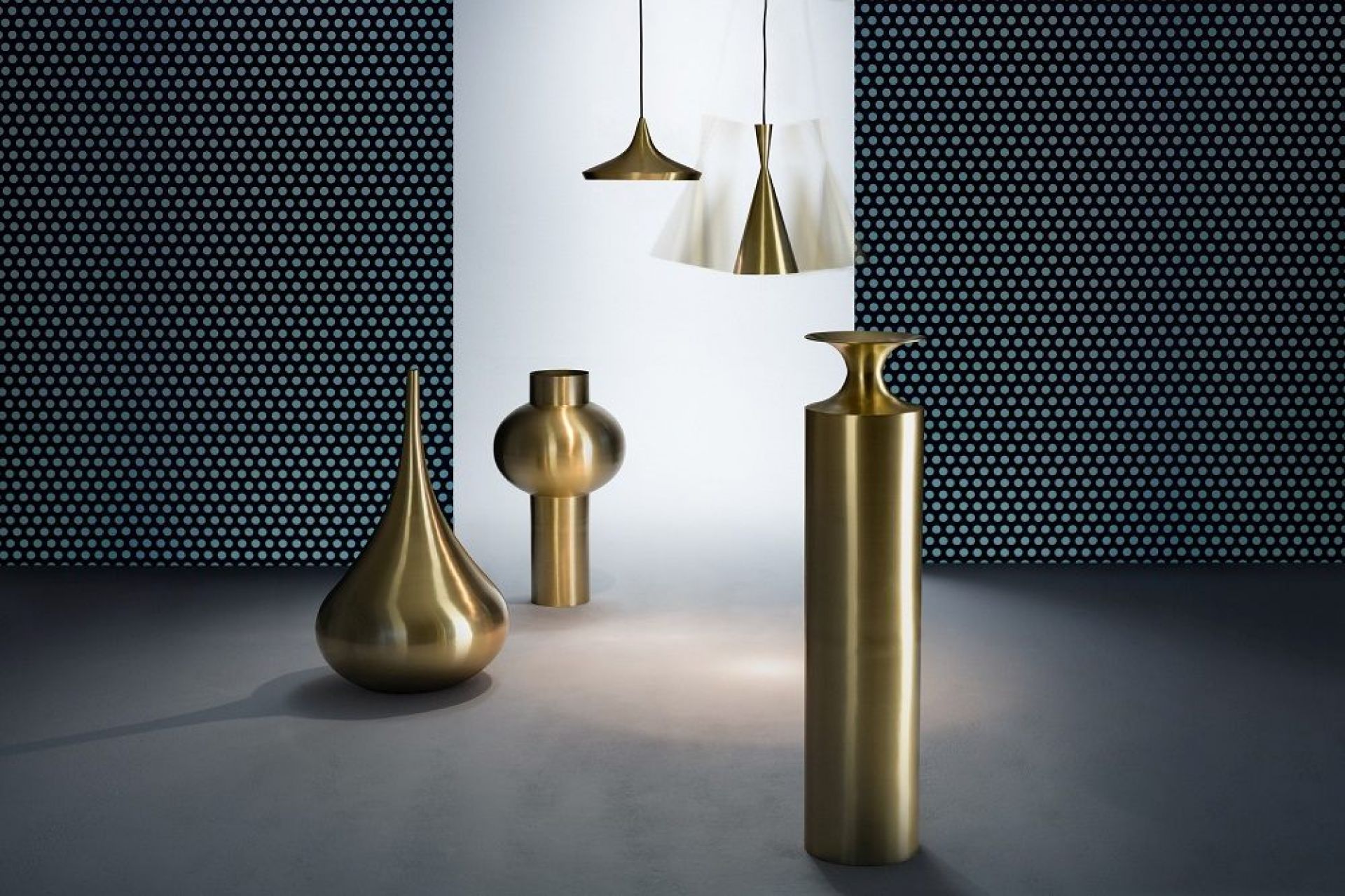 Produktfoto: Tom Dixon Beat Wide Pendelleuchte in Schwarz und Messing, modernes Design.