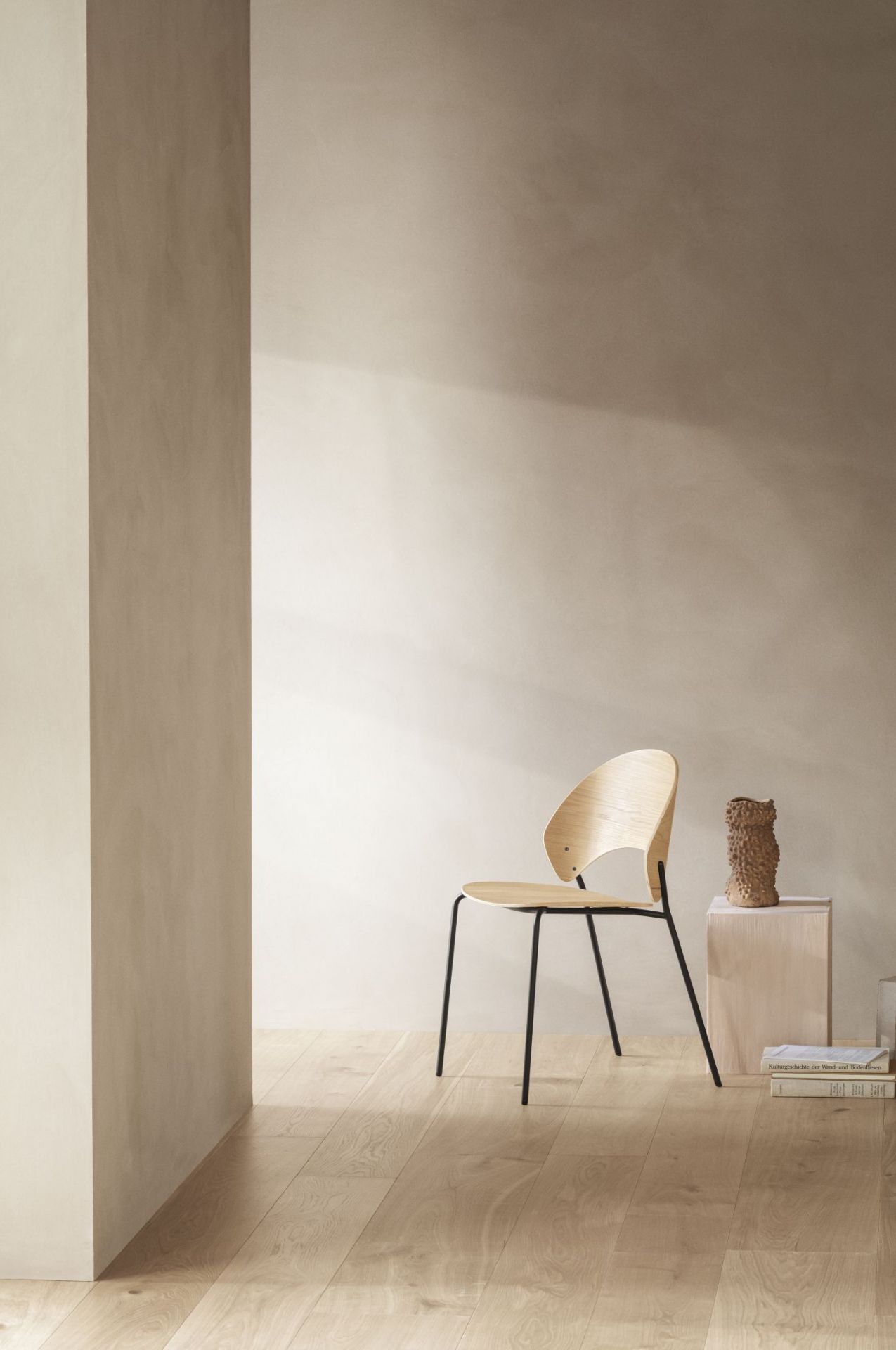 Dosina Stuhl: Moderner Holzstuhl mit schwarzem Metallgestell. Minimalistisches Design für Esszimmer und Wohnbereich.
