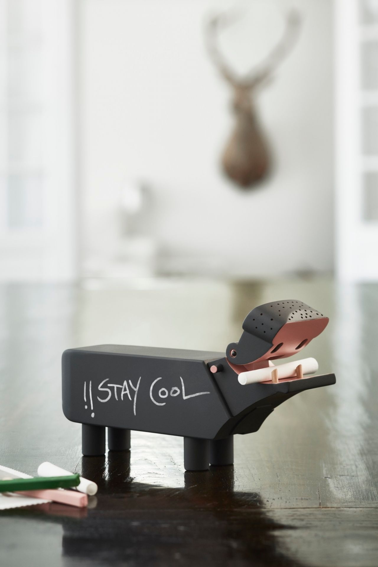 Schwarzes Kay Bojesen Flusspferd aus Holz mit Kreideaufschrift "Stay Cool" als Deko-Objekt.