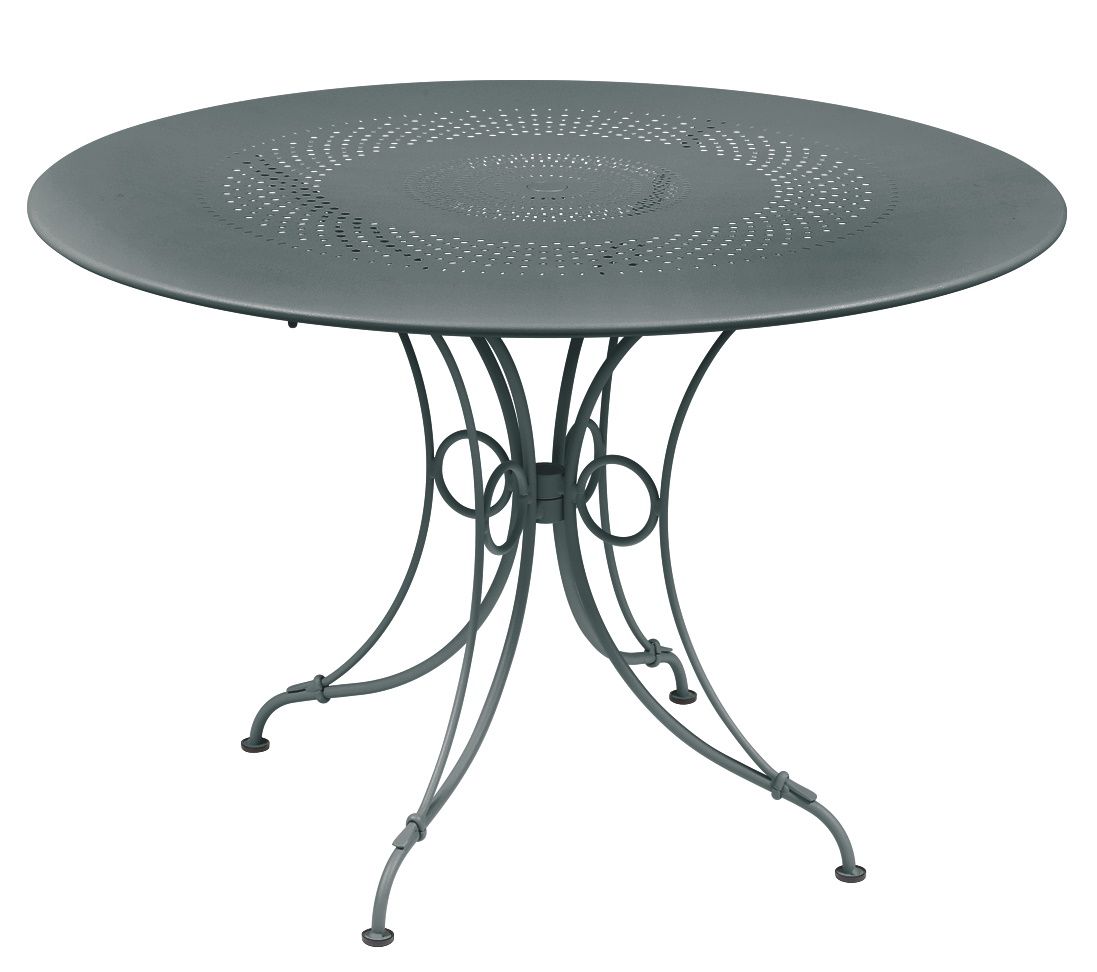 Fermob 1900 Gartentisch, runder Outdoor-Tisch aus Metall in Moosgrün mit filigranem Lochmuster und Stahlgestell.