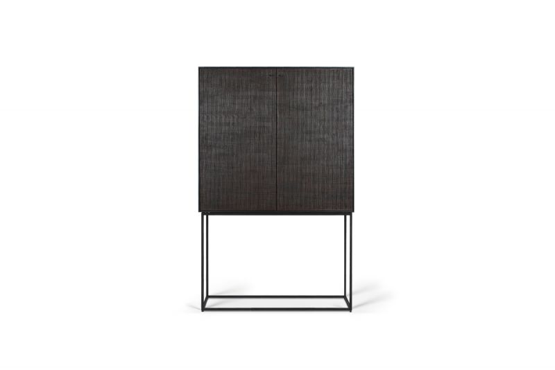 Ethnicraft Teak Grooves Schrank: Moderner Holzschrank mit zwei Türen und filigranem, schwarzem Metallgestell.